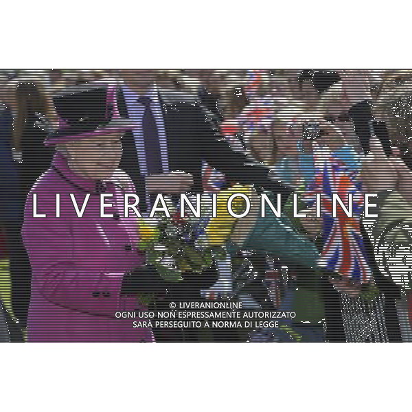 The Queen and the Duke of Edinburgh in Salisbury as part of the monarch\'s Diamond Jubilee Tour of the UK. The couple travelled to Sherborne in Dorset Tuesday morning before arriving in the Wiltshire city on the Royal Train. ; HM the Queen on walkabout ©photoshot/AGENZIA ALDO LIVERANI SAS - ITALY ONLY - REALI INGLESI: La Regina Elisabetta II d\'inghilterra e il Duca di Edimburgo a Salisbury durante il loro viaggio nel Regno Unito