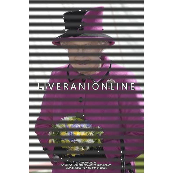 The Queen and the Duke of Edinburgh in Salisbury as part of the monarch\'s Diamond Jubilee Tour of the UK. The couple travelled to Sherborne in Dorset Tuesday morning before arriving in the Wiltshire city on the Royal Train. ; HM the Queen ©photoshot/AGENZIA ALDO LIVERANI SAS - ITALY ONLY - REALI INGLESI: La Regina Elisabetta II d\'inghilterra e il Duca di Edimburgo a Salisbury durante il loro viaggio nel Regno Unito
