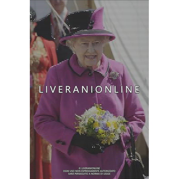 The Queen and the Duke of Edinburgh in Salisbury as part of the monarch\'s Diamond Jubilee Tour of the UK. The couple travelled to Sherborne in Dorset Tuesday morning before arriving in the Wiltshire city on the Royal Train. ; HM the Queen ©photoshot/AGENZIA ALDO LIVERANI SAS - ITALY ONLY - REALI INGLESI: La Regina Elisabetta II d\'inghilterra e il Duca di Edimburgo a Salisbury durante il loro viaggio nel Regno Unito