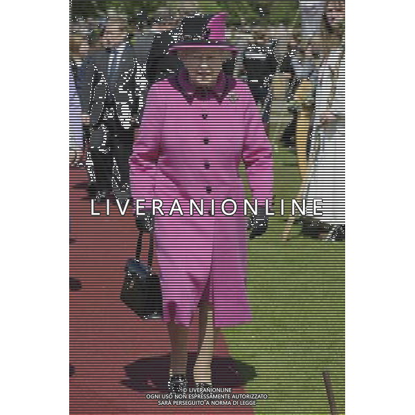 The Queen and the Duke of Edinburgh in Salisbury as part of the monarch\'s Diamond Jubilee Tour of the UK. The couple travelled to Sherborne in Dorset Tuesday morning before arriving in the Wiltshire city on the Royal Train. ; HM the Queen ©photoshot/AGENZIA ALDO LIVERANI SAS - ITALY ONLY - REALI INGLESI: La Regina Elisabetta II d\'inghilterra e il Duca di Edimburgo a Salisbury durante il loro viaggio nel Regno Unito