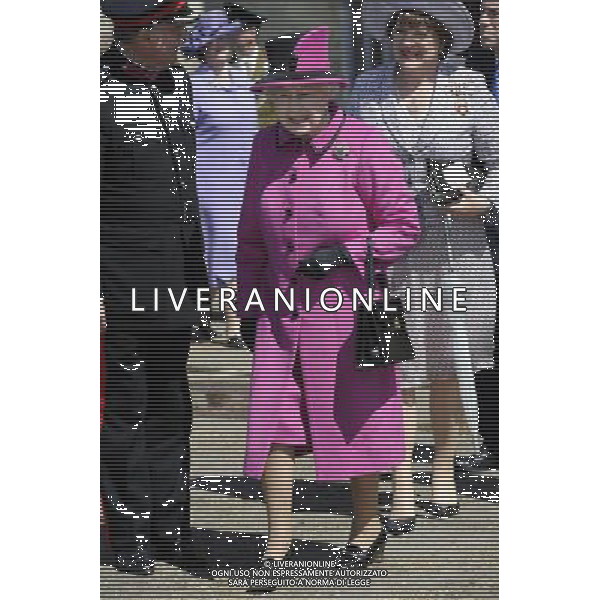 The Queen and the Duke of Edinburgh in Salisbury as part of the monarch\'s Diamond Jubilee Tour of the UK. The couple travelled to Sherborne in Dorset Tuesday morning before arriving in the Wiltshire city on the Royal Train. ; HM the Queen ©photoshot/AGENZIA ALDO LIVERANI SAS - ITALY ONLY - REALI INGLESI: La Regina Elisabetta II d\'inghilterra e il Duca di Edimburgo a Salisbury durante il loro viaggio nel Regno Unito