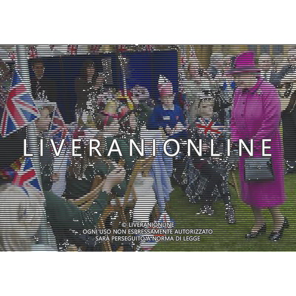 The Queen and The Duke of Edinburgh will visi Sherborne Abbey. they will see the Mad Hatter\'s Tea Party. The Duke of Edinburgh will visit a local artisans exhibition whilst The Queen will visit the Food Fair and meet People\'s Millions Award Winners. l ©photoshot/AGENZIA ALDO LIVERANI SAS - ITALY ONLY - REALI INGLESI: La Regina Elisabetta II d\'inghilterra e il Duca di Edimburgo a Salisbury durante il loro viaggio nel Regno Unito