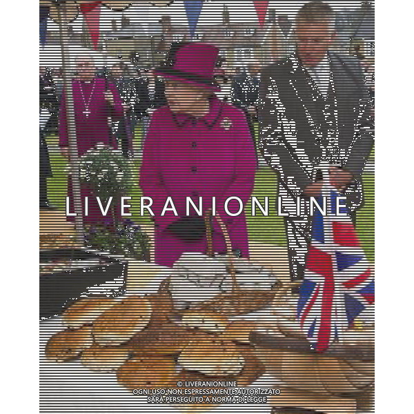 The Queen and The Duke of Edinburgh will visi Sherborne Abbey. they will see the Mad Hatter\'s Tea Party. The Duke of Edinburgh will visit a local artisans exhibition whilst The Queen will visit the Food Fair and meet People\'s Millions Award Winners. l ©photoshot/AGENZIA ALDO LIVERANI SAS - ITALY ONLY - REALI INGLESI: La Regina Elisabetta II d\'inghilterra e il Duca di Edimburgo a Salisbury durante il loro viaggio nel Regno Unito