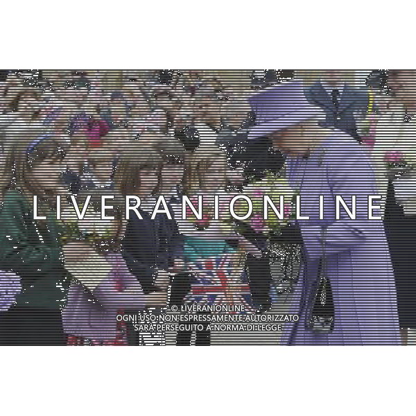 The Queen and the Duke of Edinburgh arrive Crewkerne Town Hall for the second stop of their Somerset tour which is part of her Diamond Jubilee Tour of the UK. /PHOTOSHOT/ALDO LIVERANI SAS . ITALY ONLY -