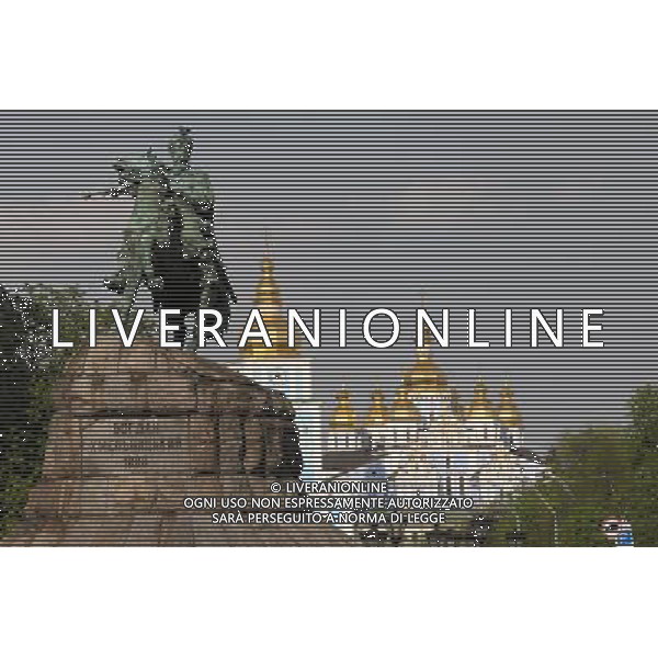 KIJOW 27.04.2012 KIJOW - MIASTO GOSPODARZ UEFA EURO 2012 --- KIEV - THE HOST CITY FOR UEFA EURO 2012 POMNIK BOHDAN CHMIELNICKI MONASTER SW. MICHALA ARCHANIOLA O ZLOTYCH KOPULACH --- BOHDAN KHMELNYTSKY MONUMENT ST. MICHAEL\'S GOLDEN - DOMED MONASTERY FOT. PIOTR KUCZA --- Newspix.pl AG ALDO LIVERANI S A S ONLY ITALY *** Local Caption *** www.newspix.pl mail us: info@newspix.pl call us: 0048 022 23 22 222 --- Polish Picture Agency by Ringier Axel Springer Poland