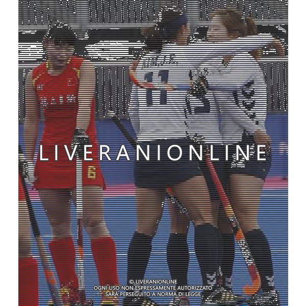 (120505) -- LONDON, May 5, 2012 () -- Players of South Korea celebrate as Sun Sinan (L) of China stands near by during the women\'s preliminaries between China and South Korea at the Visa International Invitational Hockey Tournament at Riverbank Arena in the Olympic Park, London, on May 5, 2012. China lost 1-2. (/Wang Lili) AG ALDO LIVERANI S A S ONLY ITALY