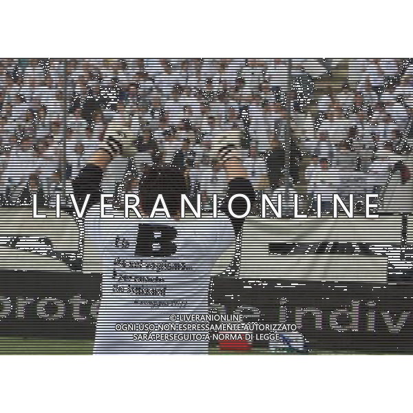 LA SPEZIA 06/05/2012 - SPEZIA VS LATINA - NELLA FOTO: IL PORTIERE DELLO SPEZIA RUSSO SALUTA LA CURVA CON UNA MAGLIETTA CONIATA PER LA PROMOZIONE IN B - FOTO NANDO VESCUSIO / AGENZIA ALDO LIVERANI