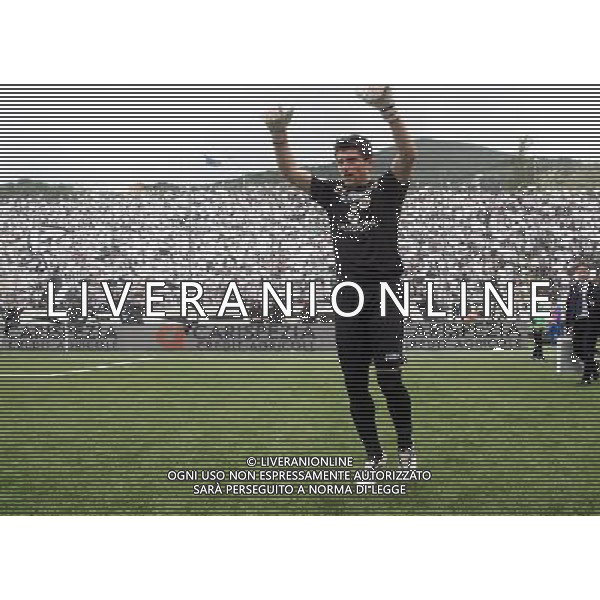 LA SPEZIA 06/05/2012 - SPEZIA VS LATINA - NELLA FOTO: IL PORTIERE DELLO SPEZIA RUSSO DAVANTI ALLA CURVA SPEZINA - FOTO NANDO VESCUSIO / AGENZIA ALDO LIVERANI