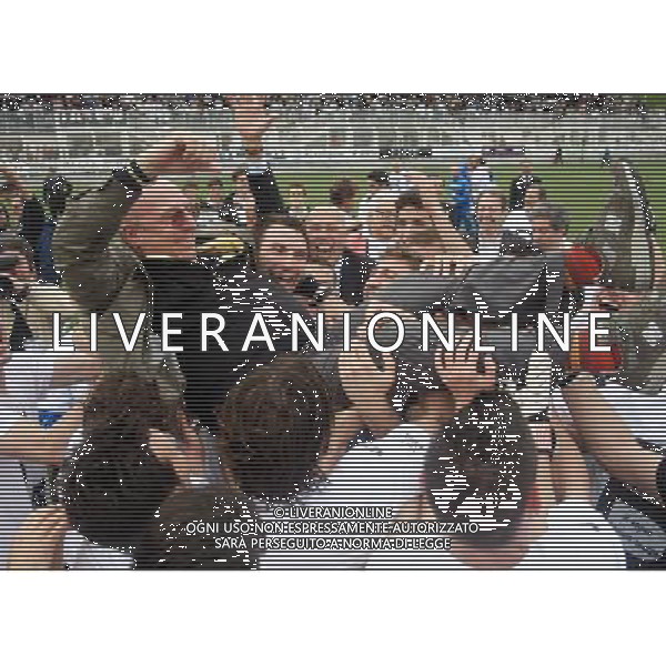 LA SPEZIA 06/05/2012 - SPEZIA VS LATINA - NELLA FOTO: IL PRESIDENTE VOLPI PORTATO IN TRINFO - FOTO NANDO VESCUSIO / AGENZIA ALDO LIVERANI