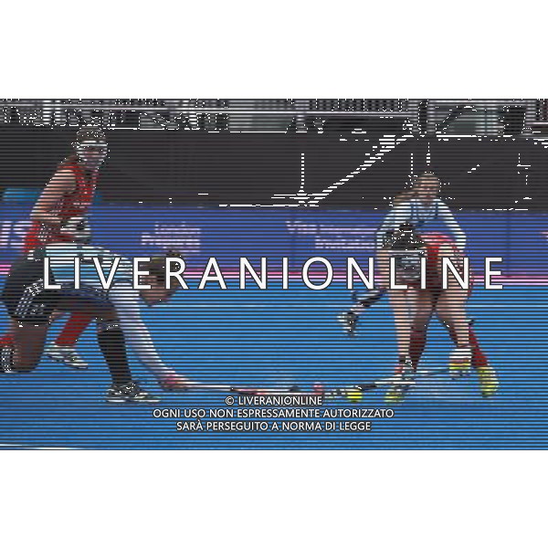 (120506) -- LONDON, May 6, 2012 () -- Silvina D\'elia (L) of Argentina competes during the women\'s final against Britain at the Visa International Invitational Hockey Tournament at Riverbank Arena in the Olympic Park, London, Britian, May 6, 2012. Britain won 2-0 to claim the title. (/Xiang Mei) (jyc) ©photoshot/AGENZIA ALDO LIVERANI SAS - ITALY ONLY - Gran Bretagna - Argentina finale Hockey femminile del Torneo Internazionale Visa Invitational all\'Arena Riverbank nel Parco Olimpico, Londra 6 maggio 2012.