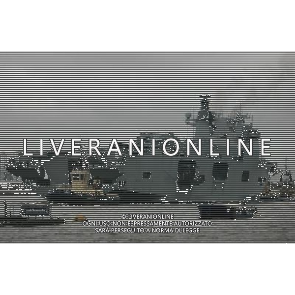(120505) -- LONDON, May 5, 2012 () -- Royal Navy helicopters carrier HMS Ocean docks at Greenwich, the Thames River in London, Britain, as part of London 2012 Olympic preparation security exercise, May 4, 2012. (/Bimal Gautam)(bxf) ©photoshot/AGENZIA ALDO LIVERANI SAS - ITALY ONLY - Navi della marina militare reale e elicotteri durante l\'esercitazione sul fiume Tamigi per la sicurezza in preparazione delle olimpiadi a Londra, Gran Bretagna, 4 maggio 2012. 