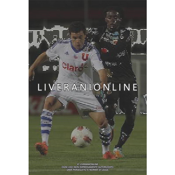 (120504) -- QUITO, May 4, 2012 () -- Juan Carlos Paredes (R) of Deportivo Quito vies with Eugenio Mena of Universidad of Chile during a Liberator Cup soccer match in Quito, capital of Ecuador, on May 3, 2012. (/Santiago Armas) (py) (zjy) ©photoshot/AGENZIA ALDO LIVERANI SAS - ITALY ONLY - Deportivo Quito - Universidad del Cile partita di Coppa Liberator Cup di calcio a Quito, capitale dell\'Ecuador, il 3 maggio 2012. 