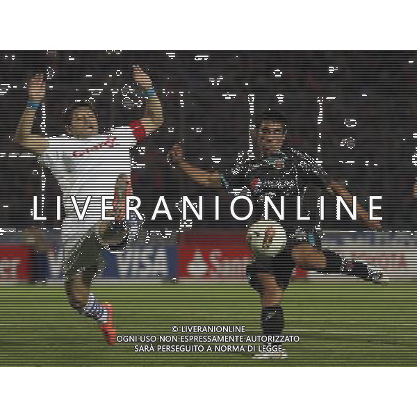 (120504) -- QUITO, May 4, 2012 () -- Matias Alustiza (R) of Deportivo Quito vies with Jose Rojas of Universidad of Chile during a Liberator Cup soccer match in Quito, capital of Ecuador, on May 3, 2012. (/Santiago Armas) (py) (zjy) ©photoshot/AGENZIA ALDO LIVERANI SAS - ITALY ONLY - Deportivo Quito - Universidad del Cile partita di Coppa Liberator Cup di calcio a Quito, capitale dell\'Ecuador, il 3 maggio 2012. 