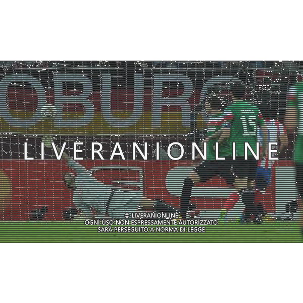 firo Fu§ball,Fussball, 09.05.2012 EL, UEFA Europa League Finale, Finale 2012, Final, Bukarest 2012, Saison 2011/2012 Atletico Madrid - Atletic Bilbao 3:0 Zweikampf, Gorka Iraizoz, Bilbao, Andoni Iraola, Bilbao, Falcao, Atletico Madrid, Torschuss, Tor zum 2:0 $worldrightsEs gelten unsere AGB, einsehbar auf www.firosportphoto.de copyright by firo sportphoto: Coesfelder Stra§e 207Ê 48249 D † L M E N (Duelmen) www.firosportphoto.de mail@firosportphoto.de (V o l k s b a n k B o c h u m - W i t t e n ) BLZ.: 430 601 29 Kt. Nr.: 341 117 100 Tel:Ê 02594-9916004 Fax:Ê 02594-9916005 BUCAREST_FINALE EUROPA LEGUE Atletico Madrid-Athletic Bilbao AG ALDO LIVERANI SAS - ITALY ONLY -