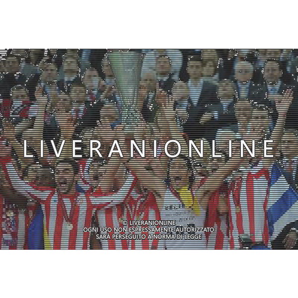 firo Fu§ball,Fussball, 09.05.2012 EL, UEFA Europa League Finale, Finale 2012, Final, Bukarest 2012, Saison 2011/2012 Atletico Madrid - Atletic Bilbao 3:0 Winner UEFA LEAGUE FINAL 2012 Atletico Madrid, Falcao, Atletico Madrid mit Pokal, Mannschaft von Atletico prŠsentiert den Pokal, Sieger, Jubel, Freude $worldrightsEs gelten unsere AGB, einsehbar auf www.firosportphoto.de copyright by firo sportphoto: Coesfelder Stra§e 207Ê 48249 D † L M E N (Duelmen) www.firosportphoto.de mail@firosportphoto.de (V o l k s b a n k B o c h u m - W i t t e n ) BLZ.: 430 601 29 Kt. Nr.: 341 117 100 Tel:Ê 02594-9916004 Fax:Ê 02594-9916005 BUCAREST_FINALE EUROPA LEGUE Atletico Madrid-Athletic Bilbao AG ALDO LIVERANI SAS - ITALY ONLY -