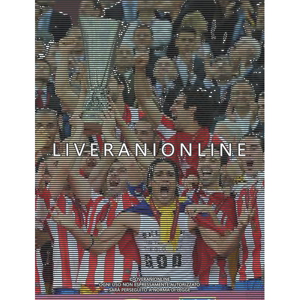 firo Fu§ball,Fussball, 09.05.2012 EL, UEFA Europa League Finale, Finale 2012, Final, Bukarest 2012, Saison 2011/2012 Atletico Madrid - Atletic Bilbao 3:0 Winner UEFA LEAGUE FINAL 2012 Atletico Madrid, Falcao, Atletico Madrid mit Pokal, Mannschaft von Atletico prŠsentiert den Pokal, Sieger, Jubel, Freude $worldrightsEs gelten unsere AGB, einsehbar auf www.firosportphoto.de copyright by firo sportphoto: Coesfelder Stra§e 207Ê 48249 D † L M E N (Duelmen) www.firosportphoto.de mail@firosportphoto.de (V o l k s b a n k B o c h u m - W i t t e n ) BLZ.: 430 601 29 Kt. Nr.: 341 117 100 Tel:Ê 02594-9916004 Fax:Ê 02594-9916005 BUCAREST_FINALE EUROPA LEGUE Atletico Madrid-Athletic Bilbao AG ALDO LIVERANI SAS - ITALY ONLY -