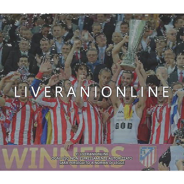 firo Fu§ball,Fussball, 09.05.2012 EL, UEFA Europa League Finale, Finale 2012, Final, Bukarest 2012, Saison 2011/2012 Atletico Madrid - Atletic Bilbao 3:0 Winner Sieger UEFA LEAGUE FINALE 2012 Atletico Madrid, Falcao, Atletico Madrid mit Pokal, Mannschaft von Atletico prŠsentiert den Pokal, Sieger, Jubel, Freude $worldrightsEs gelten unsere AGB, einsehbar auf www.firosportphoto.de copyright by firo sportphoto: Coesfelder Stra§e 207Ê 48249 D † L M E N (Duelmen) www.firosportphoto.de mail@firosportphoto.de (V o l k s b a n k B o c h u m - W i t t e n ) BLZ.: 430 601 29 Kt. Nr.: 341 117 100 Tel:Ê 02594-9916004 Fax:Ê 02594-9916005 BUCAREST_FINALE EUROPA LEGUE Atletico Madrid-Athletic Bilbao AG ALDO LIVERANI SAS - ITALY ONLY -