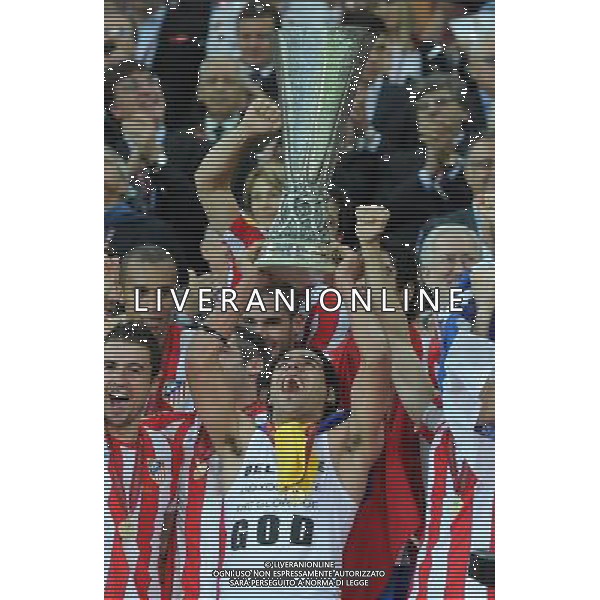 firo Fu§ball,Fussball, 09.05.2012 EL, UEFA Europa League Finale, Finale 2012, Final, Bukarest 2012, Saison 2011/2012 Atletico Madrid - Atletic Bilbao 3:0 Winner Sieger UEFA LEAGUE FINALE 2012 Atletico Madrid, Falcao, Atletico Madrid mit Pokal, Sieger, Jubel, Freude $worldrightsEs gelten unsere AGB, einsehbar auf www.firosportphoto.de copyright by firo sportphoto: Coesfelder Stra§e 207Ê 48249 D † L M E N (Duelmen) www.firosportphoto.de mail@firosportphoto.de (V o l k s b a n k B o c h u m - W i t t e n ) BLZ.: 430 601 29 Kt. Nr.: 341 117 100 Tel:Ê 02594-9916004 Fax:Ê 02594-9916005 BUCAREST_FINALE EUROPA LEGUE Atletico Madrid-Athletic Bilbao AG ALDO LIVERANI SAS - ITALY ONLY -