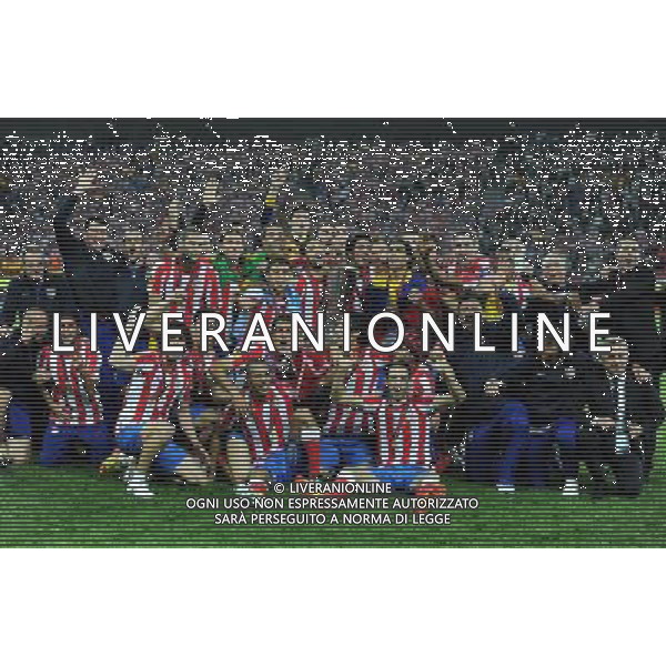 firo Fu§ball,Fussball, 09.05.2012 EL, UEFA Europa League Finale, Finale 2012, Final, Bukarest 2012, Saison 2011/2012 Atletico Madrid - Atletic Bilbao 3:0 Winner Sieger UEFA LEAGUE FINALE 2012 Atletico Madrid, Diego, Atletico Madrid mit Pokal, Mannschaft von Atletico prŠsentiert den Pokal, Sieger, Jubel, Freude, Siegerfoto, Mannschaftsfoto mit Pokal, rechts Diego Simeone, Coach Trainer, Atletico Madrid $worldrightsEs gelten unsere AGB, einsehbar auf www.firosportphoto.de copyright by firo sportphoto: Coesfelder Stra§e 207Ê 48249 D † L M E N (Duelmen) www.firosportphoto.de mail@firosportphoto.de (V o l k s b a n k B o c h u m - W i t t e n ) BLZ.: 430 601 29 Kt. Nr.: 341 117 100 Tel:Ê 02594-9916004 Fax:Ê 02594-9916005 BUCAREST_FINALE EUROPA LEGUE Atletico Madrid-Athletic Bilbao AG ALDO LIVERANI SAS - ITALY ONLY -
