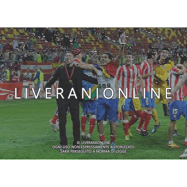 firo Fu§ball,Fussball, 09.05.2012 EL, UEFA Europa League Finale, Finale 2012, Final, Bukarest 2012, Saison 2011/2012 Atletico Madrid - Atletic Bilbao 3:0 Winner Sieger UEFA LEAGUE FINALE 2012 Atletico Madrid, links Diego Simeone, Coach Trainer, Atletico Madrid jubelt mit Falcao, Atletico Madrid, Jubel, Freude, feiern mit den Fans $worldrightsEs gelten unsere AGB, einsehbar auf www.firosportphoto.de copyright by firo sportphoto: Coesfelder Stra§e 207Ê 48249 D † L M E N (Duelmen) www.firosportphoto.de mail@firosportphoto.de (V o l k s b a n k B o c h u m - W i t t e n ) BLZ.: 430 601 29 Kt. Nr.: 341 117 100 Tel:Ê 02594-9916004 Fax:Ê 02594-9916005 BUCAREST_FINALE EUROPA LEGUE Atletico Madrid-Athletic Bilbao AG ALDO LIVERANI SAS - ITALY ONLY -