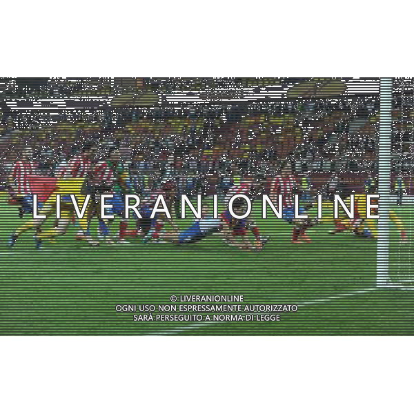 firo Fu§ball,Fussball, 09.05.2012 EL, UEFA Europa League Finale, Finale 2012, Final, Bukarest 2012, Saison 2011/2012 Atletico Madrid - Atletic Bilbao 3:0 Winner Sieger UEFA LEAGUE FINALE 2012 Atletico Madrid, die Spieler feiern vor den Fans, mitte Falcao, Atletico Madrid $worldrightsEs gelten unsere AGB, einsehbar auf www.firosportphoto.de copyright by firo sportphoto: Coesfelder Stra§e 207Ê 48249 D † L M E N (Duelmen) www.firosportphoto.de mail@firosportphoto.de (V o l k s b a n k B o c h u m - W i t t e n ) BLZ.: 430 601 29 Kt. Nr.: 341 117 100 Tel:Ê 02594-9916004 Fax:Ê 02594-9916005 BUCAREST_FINALE EUROPA LEGUE Atletico Madrid-Athletic Bilbao AG ALDO LIVERANI SAS - ITALY ONLY -