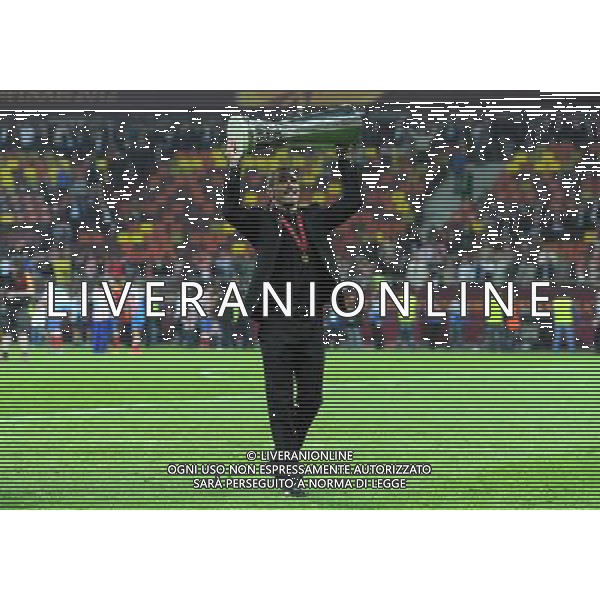 firo Fu§ball,Fussball, 09.05.2012 EL, UEFA Europa League Finale, Finale 2012, Final, Bukarest 2012, Saison 2011/2012 Atletico Madrid - Atletic Bilbao 3:0 Winner Sieger UEFA LEAGUE FINALE 2012 Atletico Madrid, Diego Simeone, Coach Trainer, Atletico Madrid mit dem Pokal, feiert vor den Fans, hŠlt den Pokal hoch, Freude $worldrightsEs gelten unsere AGB, einsehbar auf www.firosportphoto.de copyright by firo sportphoto: Coesfelder Stra§e 207Ê 48249 D † L M E N (Duelmen) www.firosportphoto.de mail@firosportphoto.de (V o l k s b a n k B o c h u m - W i t t e n ) BLZ.: 430 601 29 Kt. Nr.: 341 117 100 Tel:Ê 02594-9916004 Fax:Ê 02594-9916005 BUCAREST_FINALE EUROPA LEGUE Atletico Madrid-Athletic Bilbao AG ALDO LIVERANI SAS - ITALY ONLY -