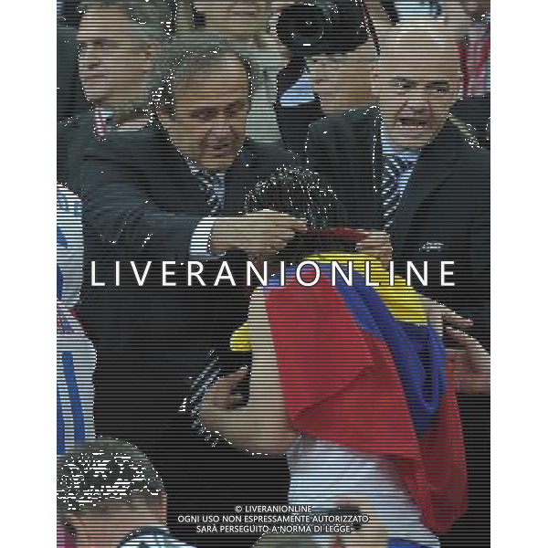 firo Fu§ball,Fussball, 09.05.2012 EL, UEFA Europa League Finale, Finale 2012, Final, Bukarest 2012, Saison 2011/2012 Atletico Madrid - Atletic Bilbao 3:0 Michel Platini, UEFA PrŠsident Praesident hŠngt Falcao, Atletico Madrid die Siegermedaille Ÿber $worldrightsEs gelten unsere AGB, einsehbar auf www.firosportphoto.de copyright by firo sportphoto: Coesfelder Stra§e 207Ê 48249 D † L M E N (Duelmen) www.firosportphoto.de mail@firosportphoto.de (V o l k s b a n k B o c h u m - W i t t e n ) BLZ.: 430 601 29 Kt. Nr.: 341 117 100 Tel:Ê 02594-9916004 Fax:Ê 02594-9916005 BUCAREST_FINALE EUROPA LEGUE Atletico Madrid-Athletic Bilbao AG ALDO LIVERANI SAS - ITALY ONLY -