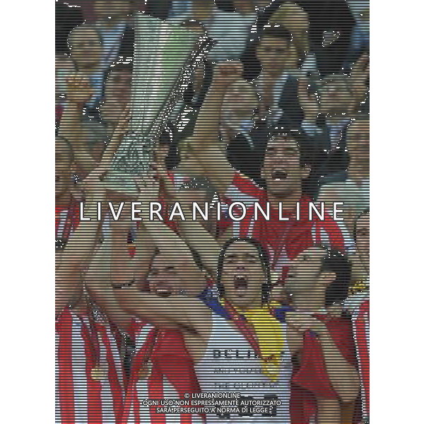 firo Fu§ball,Fussball, 09.05.2012 EL, UEFA Europa League Finale, Finale 2012, Final, Bukarest 2012, Saison 2011/2012 Atletico Madrid - Atletic Bilbao 3:0 Winner Sieger UEFA LEAGUE FINALE 2012 Atletico Madrid, Falcao, Atletico Madrid mit Pokal, Mannschaft von Atletico prŠsentiert den Pokal, Sieger, Jubel, Freude $worldrightsEs gelten unsere AGB, einsehbar auf www.firosportphoto.de copyright by firo sportphoto: Coesfelder Stra§e 207Ê 48249 D † L M E N (Duelmen) www.firosportphoto.de mail@firosportphoto.de (V o l k s b a n k B o c h u m - W i t t e n ) BLZ.: 430 601 29 Kt. Nr.: 341 117 100 Tel:Ê 02594-9916004 Fax:Ê 02594-9916005 BUCAREST_FINALE EUROPA LEGUE Atletico Madrid-Athletic Bilbao AG ALDO LIVERANI SAS - ITALY ONLY -