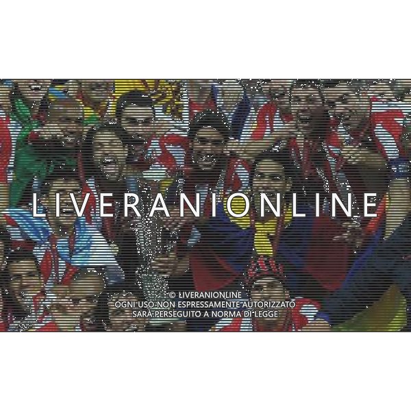 firo Fu§ball,Fussball, 09.05.2012 EL, UEFA Europa League Finale, Finale 2012, Final, Bukarest 2012, Saison 2011/2012 Atletico Madrid - Atletic Bilbao 3:0 Winner Sieger UEFA LEAGUE FINALE 2012 Atletico Madrid, Falcao, Atletico Madrid mit Pokal, Mannschaft von Atletico prŠsentiert den Pokal, Sieger, Jubel, Freude, mitte Diego, Atletico Madrid mit Pokal, rechts Falcao, Atletico Madrid $worldrightsEs gelten unsere AGB, einsehbar auf www.firosportphoto.de copyright by firo sportphoto: Coesfelder Stra§e 207Ê 48249 D † L M E N (Duelmen) www.firosportphoto.de mail@firosportphoto.de (V o l k s b a n k B o c h u m - W i t t e n ) BLZ.: 430 601 29 Kt. Nr.: 341 117 100 Tel:Ê 02594-9916004 Fax:Ê 02594-9916005 BUCAREST_FINALE EUROPA LEGUE Atletico Madrid-Athletic Bilbao AG ALDO LIVERANI SAS - ITALY ONLY -