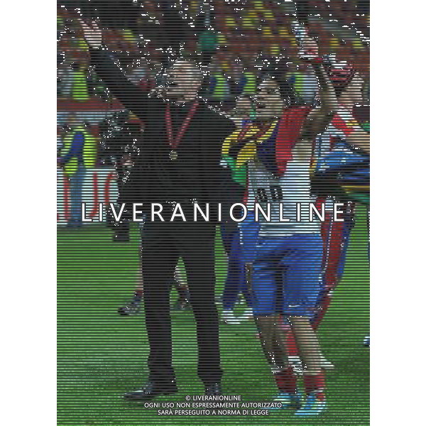 firo Fu§ball,Fussball, 09.05.2012 EL, UEFA Europa League Finale, Finale 2012, Final, Bukarest 2012, Saison 2011/2012 Atletico Madrid - Atletic Bilbao 3:0 Winner Sieger UEFA LEAGUE FINALE 2012 Atletico Madrid, Jubel, Freude nach dem Spiel bei Diego Simeone, Coach Trainer, Atletico Madrid und Falcao, Atletico Madrid, feiern vor den Fans $worldrightsEs gelten unsere AGB, einsehbar auf www.firosportphoto.de copyright by firo sportphoto: Coesfelder Stra§e 207Ê 48249 D † L M E N (Duelmen) www.firosportphoto.de mail@firosportphoto.de (V o l k s b a n k B o c h u m - W i t t e n ) BLZ.: 430 601 29 Kt. Nr.: 341 117 100 Tel:Ê 02594-9916004 Fax:Ê 02594-9916005 BUCAREST_FINALE EUROPA LEGUE Atletico Madrid-Athletic Bilbao AG ALDO LIVERANI SAS - ITALY ONLY -