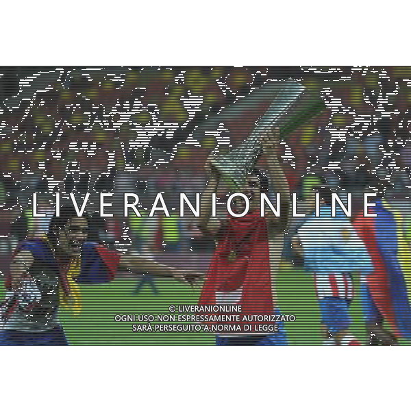firo Fu§ball,Fussball, 09.05.2012 EL, UEFA Europa League Finale, Finale 2012, Final, Bukarest 2012, Saison 2011/2012 Atletico Madrid - Atletic Bilbao 3:0 Winner Sieger UEFA LEAGUE FINALE 2012 Atletico Madrid, Jubel, Freude nach dem Spiel bei Arda Turan, Atletico Madrid mit Pokal, links Falcao, Atletico Madrid $worldrightsEs gelten unsere AGB, einsehbar auf www.firosportphoto.de copyright by firo sportphoto: Coesfelder Stra§e 207Ê 48249 D † L M E N (Duelmen) www.firosportphoto.de mail@firosportphoto.de (V o l k s b a n k B o c h u m - W i t t e n ) BLZ.: 430 601 29 Kt. Nr.: 341 117 100 Tel:Ê 02594-9916004 Fax:Ê 02594-9916005 BUCAREST_FINALE EUROPA LEGUE Atletico Madrid-Athletic Bilbao AG ALDO LIVERANI SAS - ITALY ONLY -