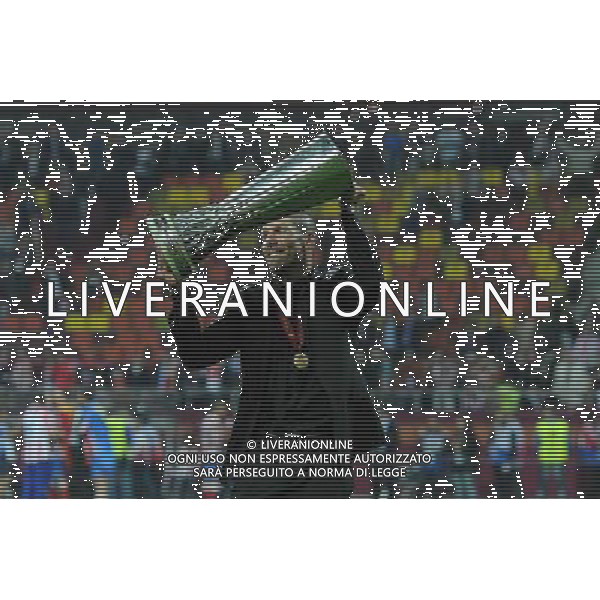 firo Fu§ball,Fussball, 09.05.2012 EL, UEFA Europa League Finale, Finale 2012, Final, Bukarest 2012, Saison 2011/2012 Atletico Madrid - Atletic Bilbao 3:0 Winner Sieger UEFA LEAGUE FINALE 2012 Atletico Madrid, Jubel, Freude nach dem Spiel bei Diego Simeone, Coach Trainer, Atletico Madrid mit Pokal $worldrightsEs gelten unsere AGB, einsehbar auf www.firosportphoto.de copyright by firo sportphoto: Coesfelder Stra§e 207Ê 48249 D † L M E N (Duelmen) www.firosportphoto.de mail@firosportphoto.de (V o l k s b a n k B o c h u m - W i t t e n ) BLZ.: 430 601 29 Kt. Nr.: 341 117 100 Tel:Ê 02594-9916004 Fax:Ê 02594-9916005 BUCAREST_FINALE EUROPA LEGUE Atletico Madrid-Athletic Bilbao AG ALDO LIVERANI SAS - ITALY ONLY -