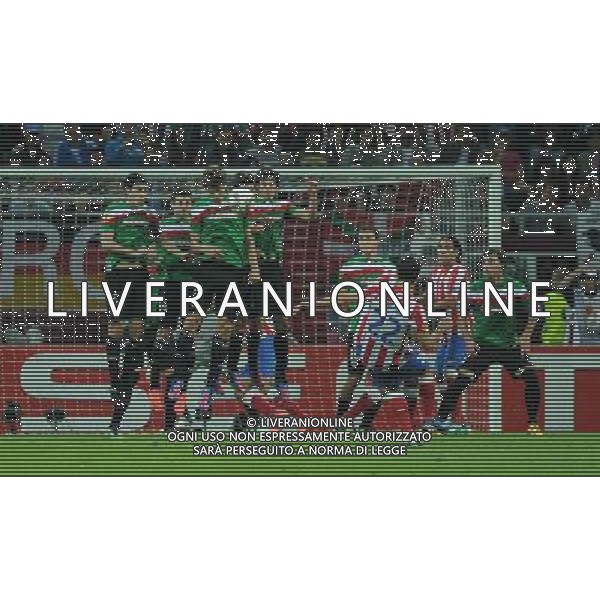 firo Fu§ball,Fussball, 09.05.2012 EL, UEFA Europa League Finale, Finale 2012, Final, Bukarest 2012, Saison 2011/2012 Atletico Madrid - Atletic Bilbao 3:0 Freistoss Diego, Atletico Madrid, Mauer Bilbao $worldrightsEs gelten unsere AGB, einsehbar auf www.firosportphoto.de copyright by firo sportphoto: Coesfelder Stra§e 207Ê 48249 D † L M E N (Duelmen) www.firosportphoto.de mail@firosportphoto.de (V o l k s b a n k B o c h u m - W i t t e n ) BLZ.: 430 601 29 Kt. Nr.: 341 117 100 Tel:Ê 02594-9916004 Fax:Ê 02594-9916005 BUCAREST_FINALE EUROPA LEGUE Atletico Madrid-Athletic Bilbao AG ALDO LIVERANI SAS - ITALY ONLY -
