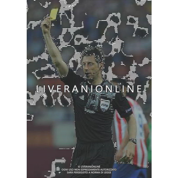 firo Fu§ball,Fussball, 09.05.2012 EL, UEFA Europa League Finale, Finale 2012, Final, Bukarest 2012, Saison 2011/2012 Atletico Madrid - Atletic Bilbao 3:0 Schiedsrichter Wolfgang Stark, zeigt die gelbe Karte, Gestik $worldrightsEs gelten unsere AGB, einsehbar auf www.firosportphoto.de copyright by firo sportphoto: Coesfelder Stra§e 207Ê 48249 D † L M E N (Duelmen) www.firosportphoto.de mail@firosportphoto.de (V o l k s b a n k B o c h u m - W i t t e n ) BLZ.: 430 601 29 Kt. Nr.: 341 117 100 Tel:Ê 02594-9916004 Fax:Ê 02594-9916005 BUCAREST_FINALE EUROPA LEGUE Atletico Madrid-Athletic Bilbao AG ALDO LIVERANI SAS - ITALY ONLY -