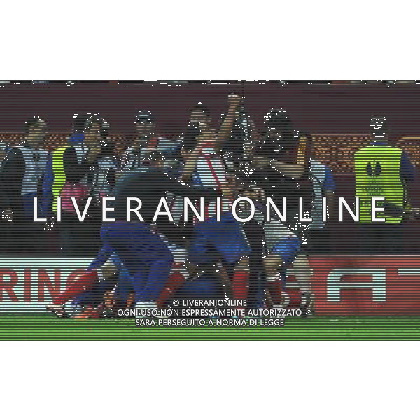 firo Fu§ball,Fussball, 09.05.2012 EL, UEFA Europa League Finale, Finale 2012, Final, Bukarest 2012, Saison 2011/2012 Atletico Madrid - Atletic Bilbao 3:0 Torjubel, Jubel, Jubeltraube, Diego, Atletico Madrid, Tor zum 3:0, vorne jubelt Falcao, Atletico Madrid, Gestik $worldrightsEs gelten unsere AGB, einsehbar auf www.firosportphoto.de copyright by firo sportphoto: Coesfelder Stra§e 207Ê 48249 D † L M E N (Duelmen) www.firosportphoto.de mail@firosportphoto.de (V o l k s b a n k B o c h u m - W i t t e n ) BLZ.: 430 601 29 Kt. Nr.: 341 117 100 Tel:Ê 02594-9916004 Fax:Ê 02594-9916005 BUCAREST_FINALE EUROPA LEGUE Atletico Madrid-Athletic Bilbao AG ALDO LIVERANI SAS - ITALY ONLY -