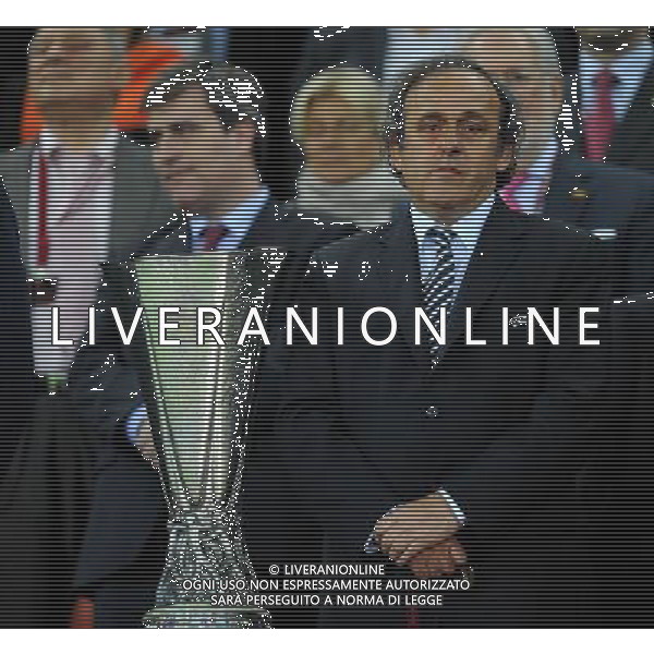 firo Fu§ball,Fussball, 09.05.2012 EL, UEFA Europa League Finale, Finale 2012, Final, Bukarest 2012, Saison 2011/2012 Atletico Madrid - Atletic Bilbao 3:0 Michel Platini, UEFA PrŠsident Praesident neben dem UEFA Pokal $worldrightsEs gelten unsere AGB, einsehbar auf www.firosportphoto.de copyright by firo sportphoto: Coesfelder Stra§e 207Ê 48249 D † L M E N (Duelmen) www.firosportphoto.de mail@firosportphoto.de (V o l k s b a n k B o c h u m - W i t t e n ) BLZ.: 430 601 29 Kt. Nr.: 341 117 100 Tel:Ê 02594-9916004 Fax:Ê 02594-9916005 BUCAREST_FINALE EUROPA LEGUE Atletico Madrid-Athletic Bilbao AG ALDO LIVERANI SAS - ITALY ONLY -
