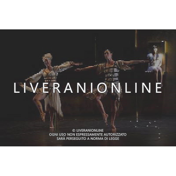 Angelin PreljocajÕs Snow White preformed by Ballet Preljocaj at Sadler\'s Wells. London. ©photoshot/AGENZIA ALDO LIVERANI SAS - ITALY ONLY - Lo spettacolo teatrale BiancaNeve di Angelin Preljocaj messo in scena dal Balleto Preljocaj al Sadler Wells. Londra. Virginie Caussin e\' Biancaneve e Sergio Diaz e\' il Principe