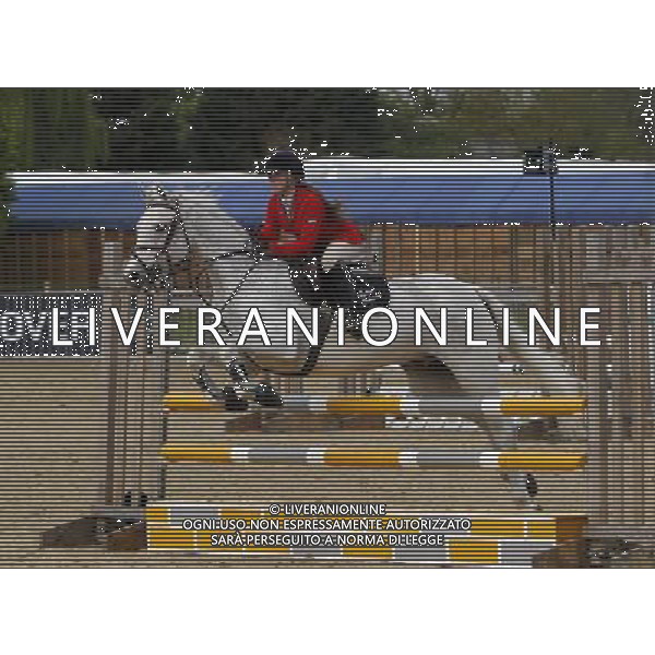 (120513) -- WINDSOR, May 13, 2012 () -- A girl takes part in the jumping competition of Windsor Horse Show in Windsor, Britain on May 12, 2012. (/Wang Lili) ©photoshot/AGENZIA ALDO LIVERANI SAS - ITALY ONLY - Oltre 550 cavalli e piu\' di 1.000 ballerini, musicisti e performer provenienti da tutto il mondo si riuniranno ogni notte in una performance per rendere omaggio ai 60 anni del regno di Sua Maesta\' la Regina nei giardini privati