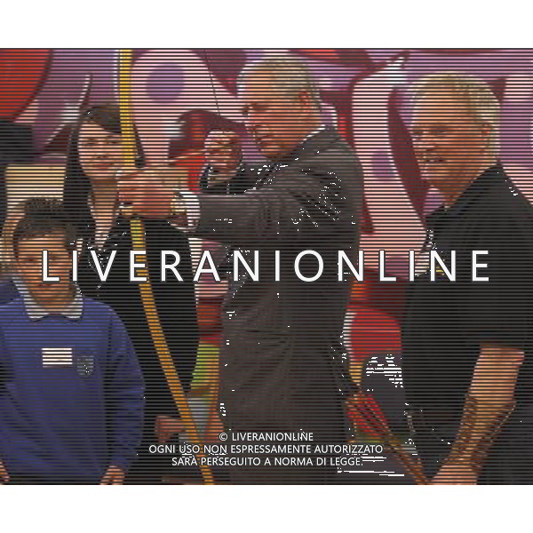 The Duke of Rothesay tries his hand at archery has a shot archery watched by Jason Wilson, aged 11(blue top) and archery coach Jim McPike (right) during a visit to the North West Youth Project in Kilmarnock. ©photoshot/AGENZIA ALDO LIVERANI SAS - ITALY ONLY - REALI INGLESI: Il principoe Carlo d\'inghilterra in visita ai giovani del Nord Ovest Progetto a Kilmarnock. Scozia
