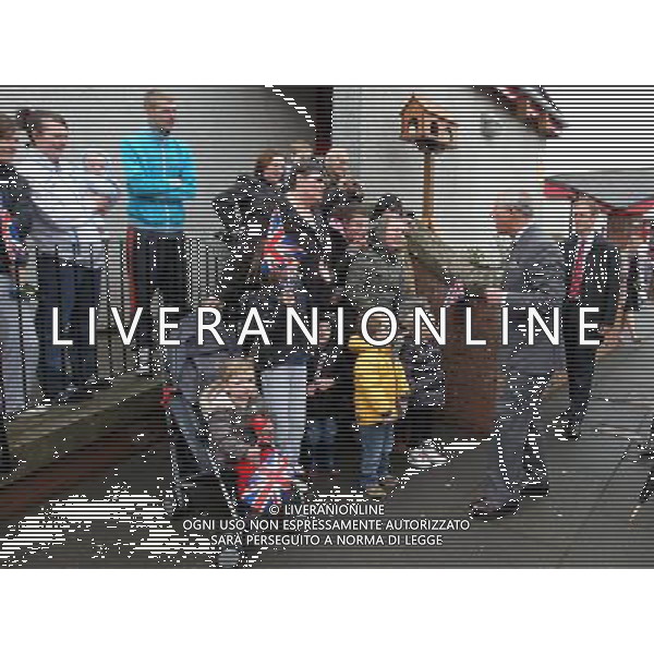 The Duke of Rothesay speaks to well wishers as he leaves the North West Youth Project in Kilmarnock. ©photoshot/AGENZIA ALDO LIVERANI SAS - ITALY ONLY - REALI INGLESI: Il principoe Carlo d\'inghilterra in visita ai giovani del Nord Ovest Progetto a Kilmarnock. Scozia