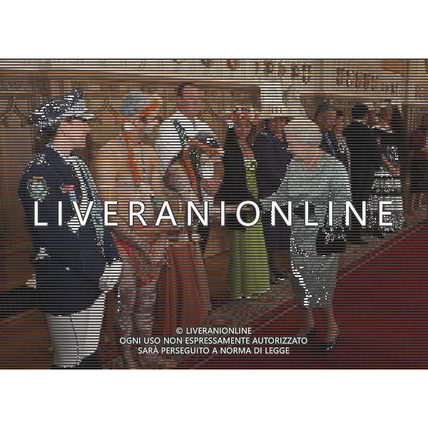 Queen Elizabeth II meets Australian Aboriginal dancers during a tea party for the cast of the Diamond Jubilee Pageant at Windsor Castle, Berkshire. ©photoshot/AGENZIA ALDO LIVERANI SAS - ITALY ONLY - REALI INGLESI: La Regina Elisabetta II d\'inghiletrra durante un ricevimento per il giubileo di diamante al Castello di Windsor, Berkshire. Londra
