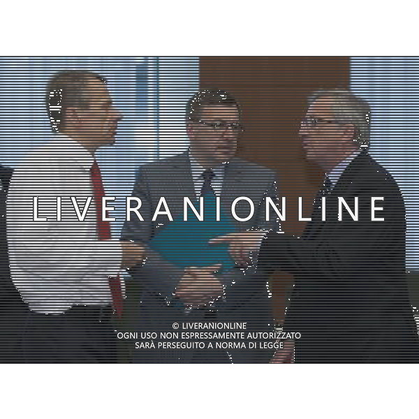 (120514) -- BRUSSELS, May. 14, 2012 () -- President of Eurogroup and Prime Minister of Luxembourg Jean-Claude Juncker (R) talks with Estonian Finance Minister Jurgen Ligi(L) and Belgian Finance Minister Steven Vanackere (C) during a Eurogroup Finance Ministers meeting at EU¡¯s headquarters in Brussels, capital of Belgium, May. 14, 2012.(/Thierry Monasse) (yt) ©photoshot/AGENZIA ALDO LIVERANI SAS - ITALY ONLY - Riunione dei ministri delle Finanze dell\'Eurogruppo presso la sede dell\'Unione europea a Bruxelles, capitale del Belgio, 14 maggio 2012. 
