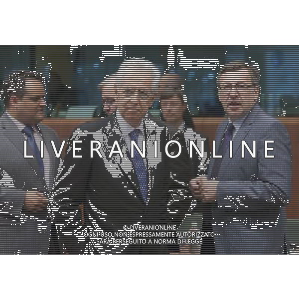 (120514) -- BRUSSELS, May. 14, 2012 () -- Belgian Finance Minister Steven Vanackere (R) and Italian Prime Minister and Finance Minister Mario Monti (C) pose for photos during a Eurogroup Finance Ministers meeting at EU\'s headquarters in Brussels, capital of Belgium, May. 14, 2012.(/Thierry Monasse) (yt) ©photoshot/AGENZIA ALDO LIVERANI SAS - ITALY ONLY - Riunione dei ministri delle Finanze dell\'Eurogruppo presso la sede dell\'Unione europea a Bruxelles, capitale del Belgio, 14 maggio 2012. 