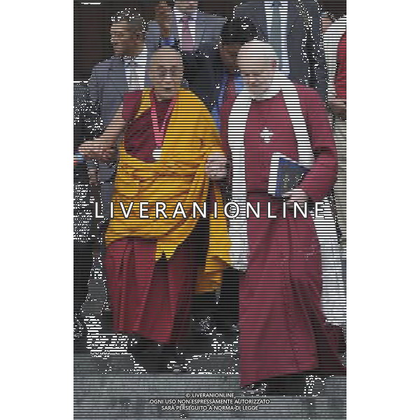 His Holiness Dalai Lama (L) and The Bishop of London Richard Chartres (R)became the 132nd Bishop of London leave to St Pauls cathedral in London, Britain on 14 May 2012. The Dalai Lama is presented with the £1.1m annual prize, the award is for a living person who has \'made an exceptional contribution to affirming the spiritual dimension of life\'. ©photoshot/AGENZIA ALDO LIVERANI SAS - ITALY ONLY - Sua Santita\' il Dalai Lama alla Cattedrale di St Paul a Londra, la Gran Bretagna il 14 maggio 2012.