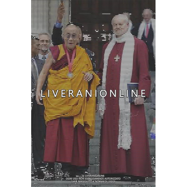 His Holiness Dalai Lama (L) and The Bishop of London Richard Chartres (R)became the 132nd Bishop of London leave to St Pauls cathedral in London, Britain on 14 May 2012. The Dalai Lama is presented with the £1.1m annual prize, the award is for a living person who has \'made an exceptional contribution to affirming the spiritual dimension of life\'. ©photoshot/AGENZIA ALDO LIVERANI SAS - ITALY ONLY - Sua Santita\' il Dalai Lama alla Cattedrale di St Paul a Londra, la Gran Bretagna il 14 maggio 2012.