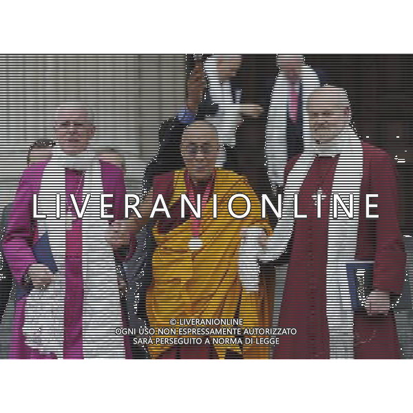 His Holiness Dalai Lama (C) and The Bishop of London Richard Chartres (R)became the 132nd Bishop of London leave to St Pauls cathedral in London, Britain on 14 May 2012. The Dalai Lama is presented with the £1.1m annual prize, the award is for a living person who has \'made an exceptional contribution to affirming the spiritual dimension of life\'. ©photoshot/AGENZIA ALDO LIVERANI SAS - ITALY ONLY - Sua Santita\' il Dalai Lama alla Cattedrale di St Paul a Londra, la Gran Bretagna il 14 maggio 2012.