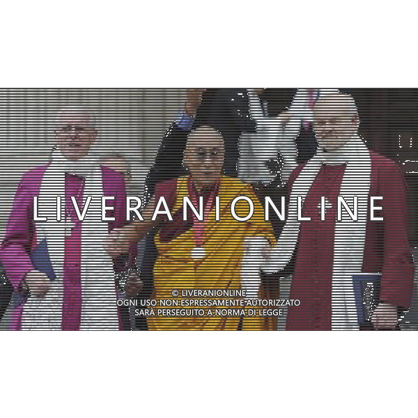 His Holiness Dalai Lama (C) and The Bishop of London Richard Chartres (R)became the 132nd Bishop of London leave to St Pauls cathedral in London, Britain on 14 May 2012. The Dalai Lama is presented with the £1.1m annual prize, the award is for a living person who has \'made an exceptional contribution to affirming the spiritual dimension of life\'. ©photoshot/AGENZIA ALDO LIVERANI SAS - ITALY ONLY - Sua Santita\' il Dalai Lama alla Cattedrale di St Paul a Londra, la Gran Bretagna il 14 maggio 2012.