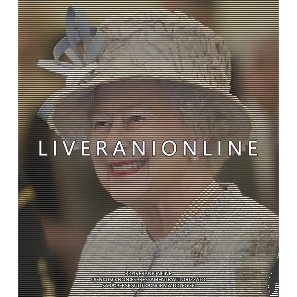 15.5.12 pic David Crump. ROYAL ROTA Pic Shows Her Majesty The Queen along with the Duke of Edinburgh visiting St Mark\'s Church of England Academy in Mitcham. ©photoshot/AGENZIA ALDO LIVERANI SAS - ITALY ONLY - REALI INGLESI: La Regina Elisabetta II d\'inghilterra in visita a Londra