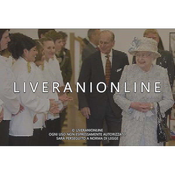 15.5.12 pic David Crump. ROYAL ROTA Pic Shows Her Majesty The Queen along with the Duke of Edinburgh visiting St Mark\'s Church of England Academy in Mitcham. ©photoshot/AGENZIA ALDO LIVERANI SAS - ITALY ONLY - REALI INGLESI: La Regina Elisabetta II d\'inghilterra in visita a Londra