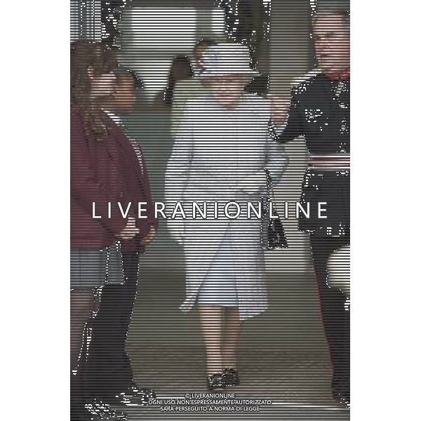 15.5.12 pic David Crump. ROYAL ROTA Pic Shows Her Majesty The Queen along with the Duke of Edinburgh visiting St Mark\'s Church of England Academy in Mitcham. ©photoshot/AGENZIA ALDO LIVERANI SAS - ITALY ONLY - REALI INGLESI: La Regina Elisabetta II d\'inghilterra in visita a Londra